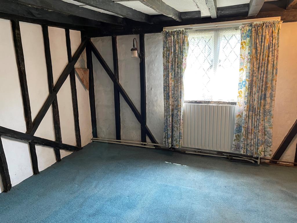 Lot: 128 - CHARACTER COTTAGE WITH POTENTIAL IN SOUGHT AFTER VILLAGE - main bedroom with timbers
